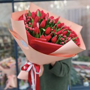 Bukiet "Red tulips and Hypericum"