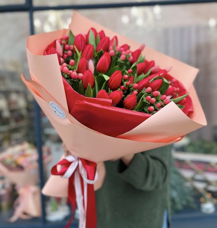 Bukiet "Red tulips and Hypericum"