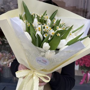 Bukiet "White tulips and daisies"