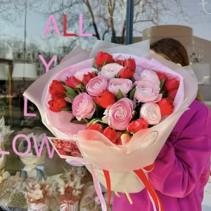 Bukiet "Red tulips and ranunculus"