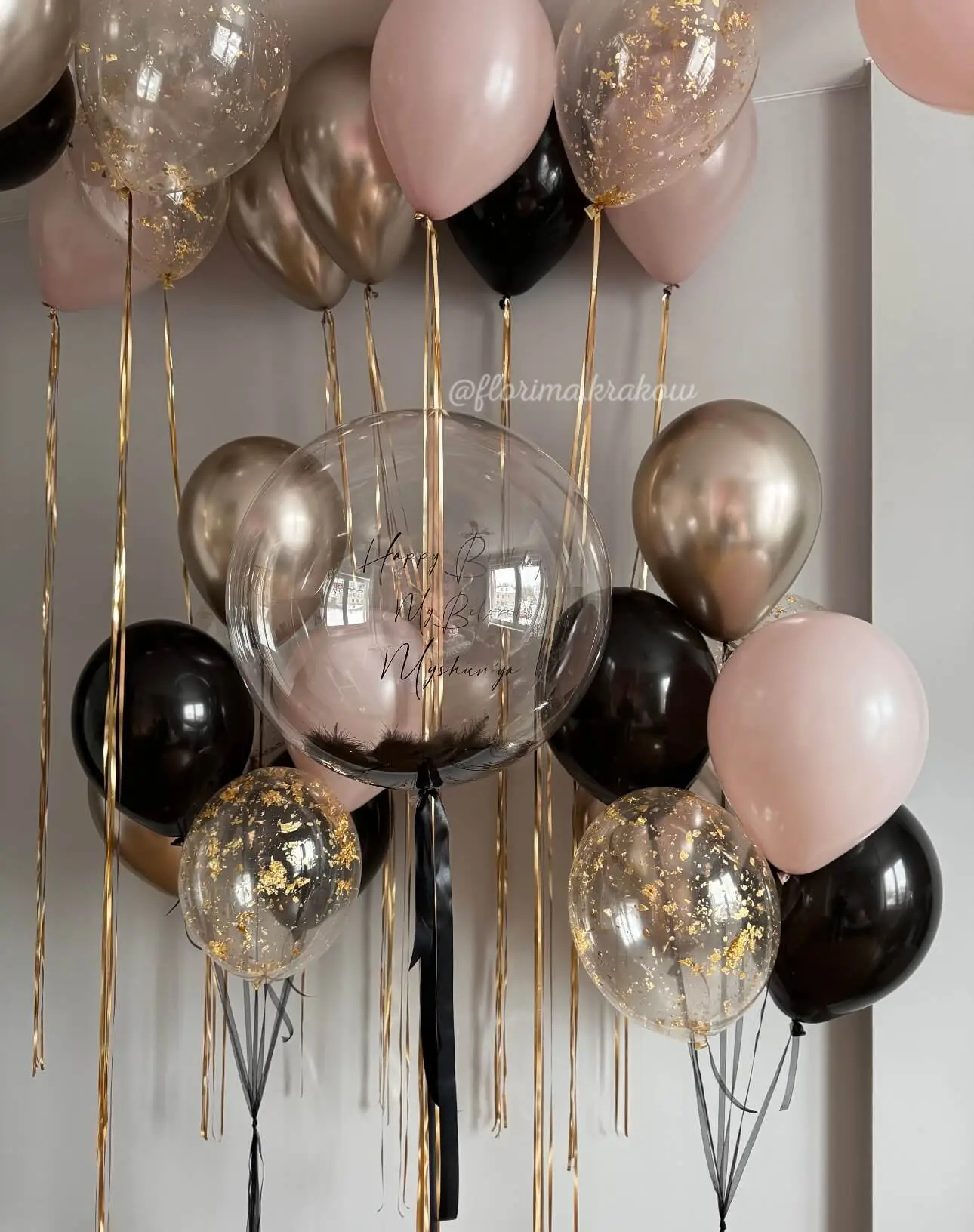 Zestaw balonów #307 różowo-czarny z balonem Bubble z piórkami