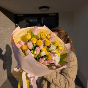 Bukiet z róży gałązkowej, tulipanu i frezij