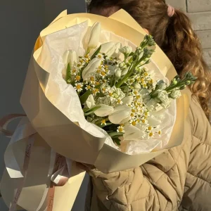 Bukiet Letni z matricarii, tulipana i matthioly