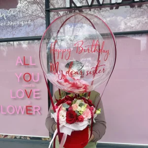 Flowerbox z czerwoną różą i z balonem z piórkami i napisem