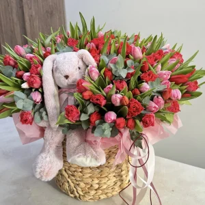 151 tulipan w koszyku z króliczkiem
