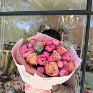 Bukiet #63 z piwoniowych róż Silva Pink i Kahala