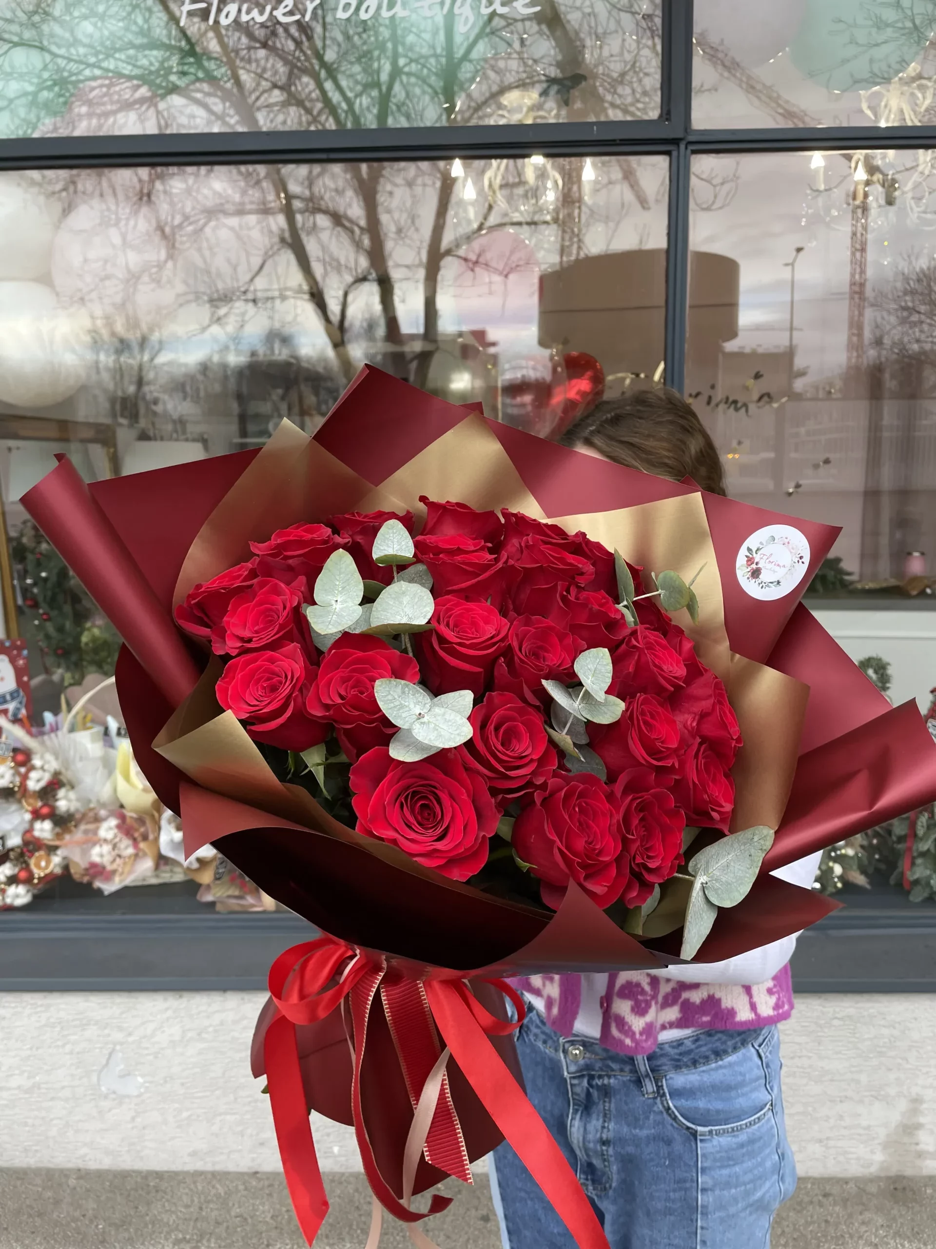 Red roses and eukaliptus
